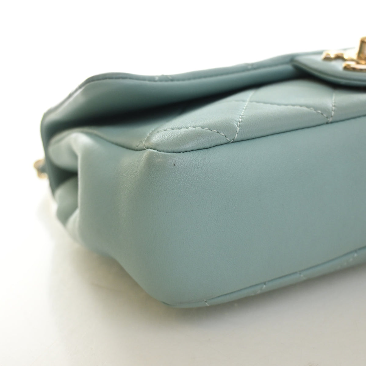 Pre-Owned Chanel Flap Bag Lambskin Elegant Chain, corner and edge detail