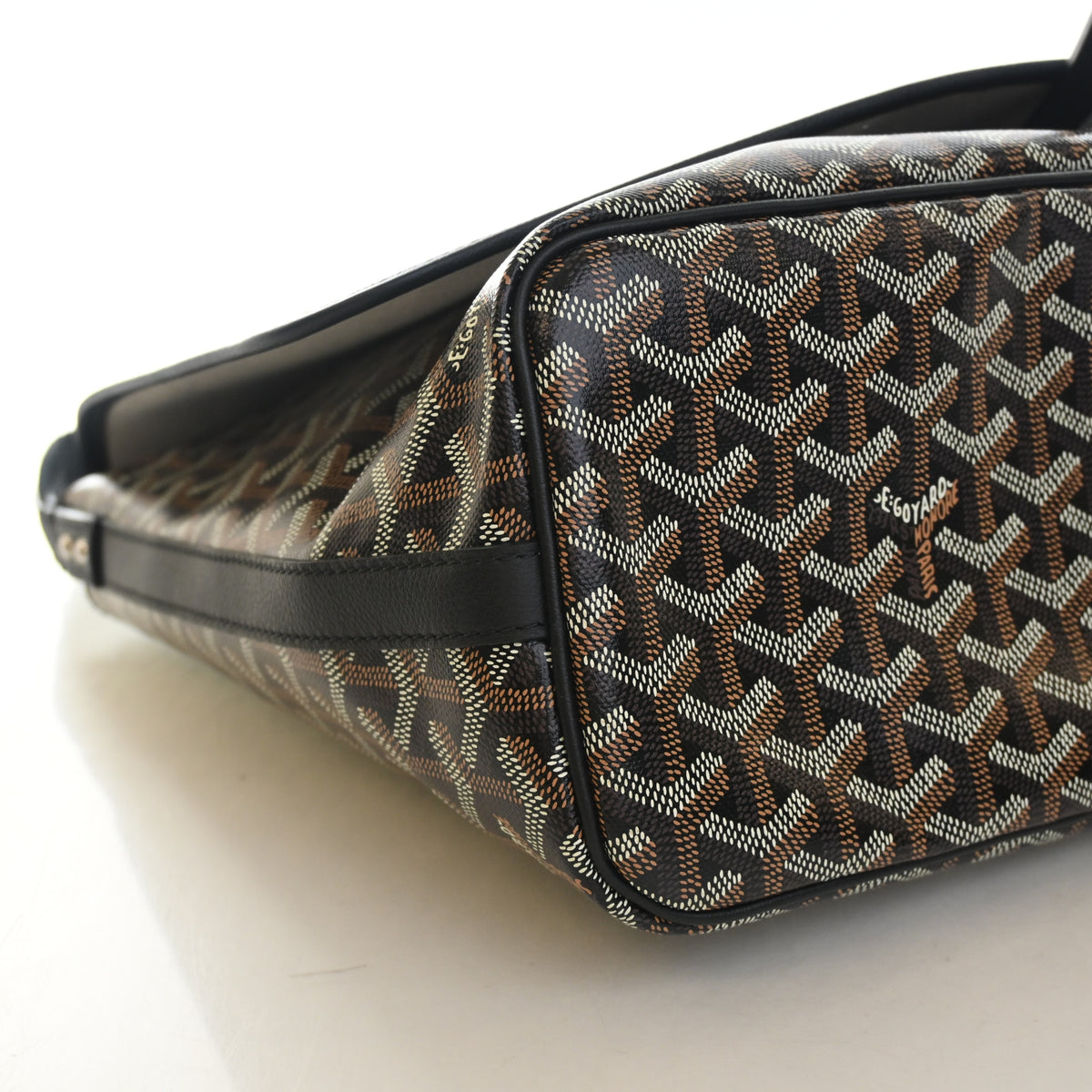Pre-Owned Goyard MM Goyardine Captien, base view