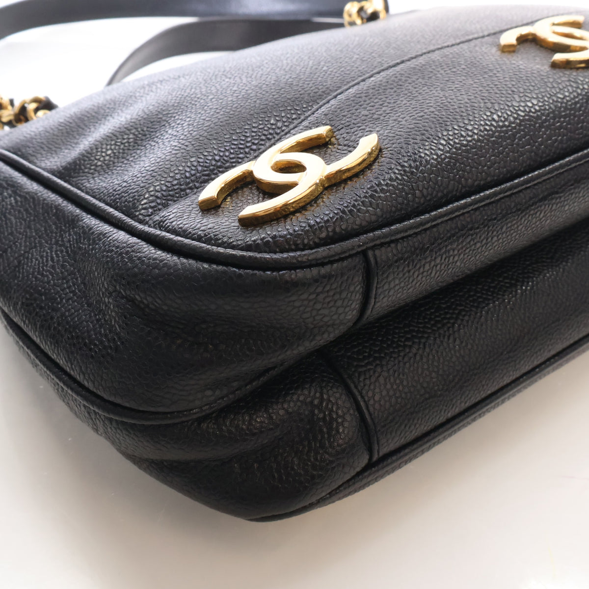 Vintage Chanel Shoulder Bag Medium Caviar Leather Triple CC, corner and edge detail