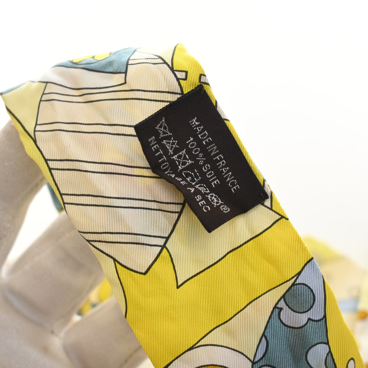Pre-Owned Hermès Les Murmures De La Foret Silk Twilly, interior label and date code