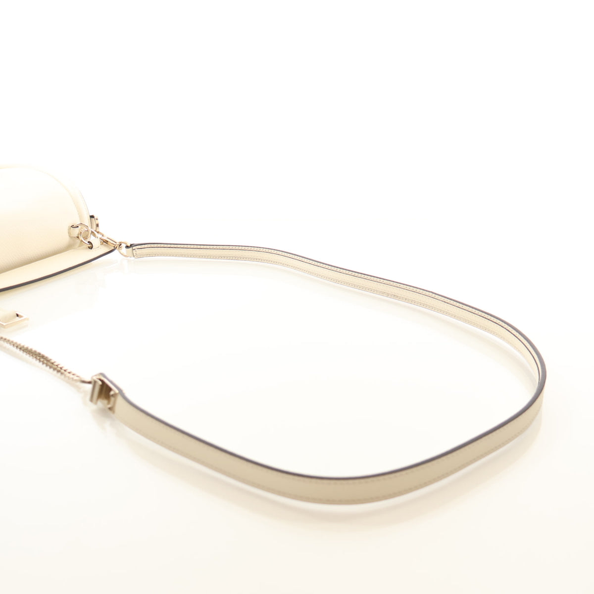 Pre-Owned Valentino Saddle Bag Calfskin Vsling, strap and chain detail