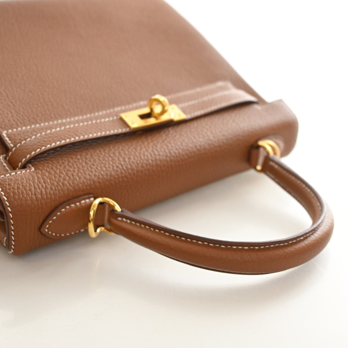 Pre-Owned Hermès Kelly 25 Gold Togo Leather, side view
