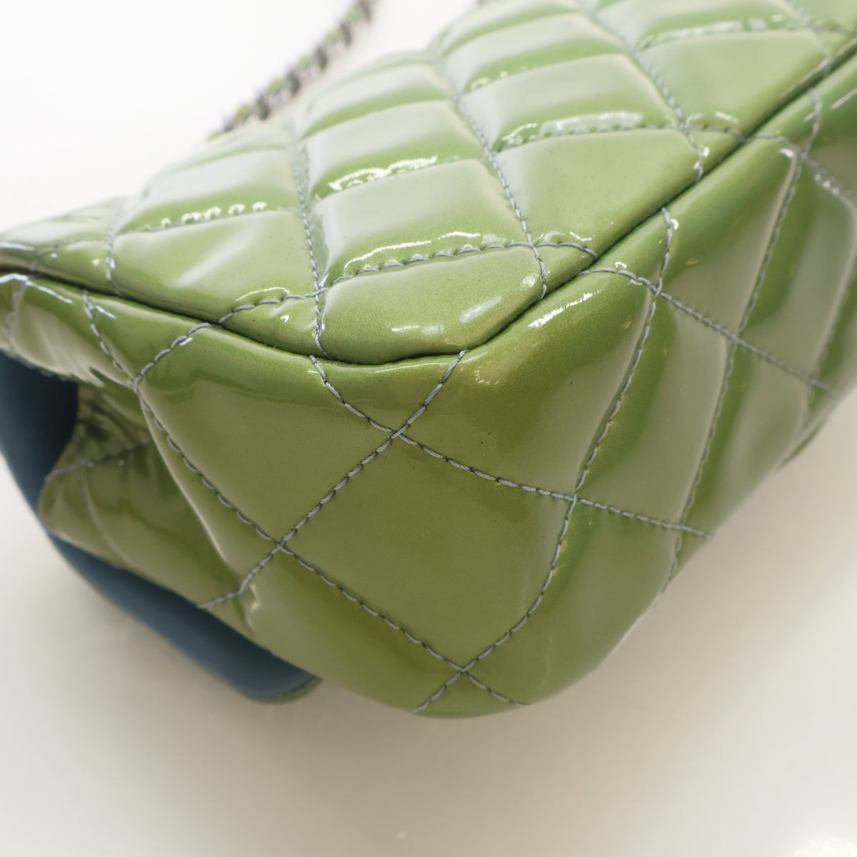 Pre-Owned Chanel Classic Flap Mini Extra Patent Leather Rectangular Bag, corner and edge detail, photo 13 of 17