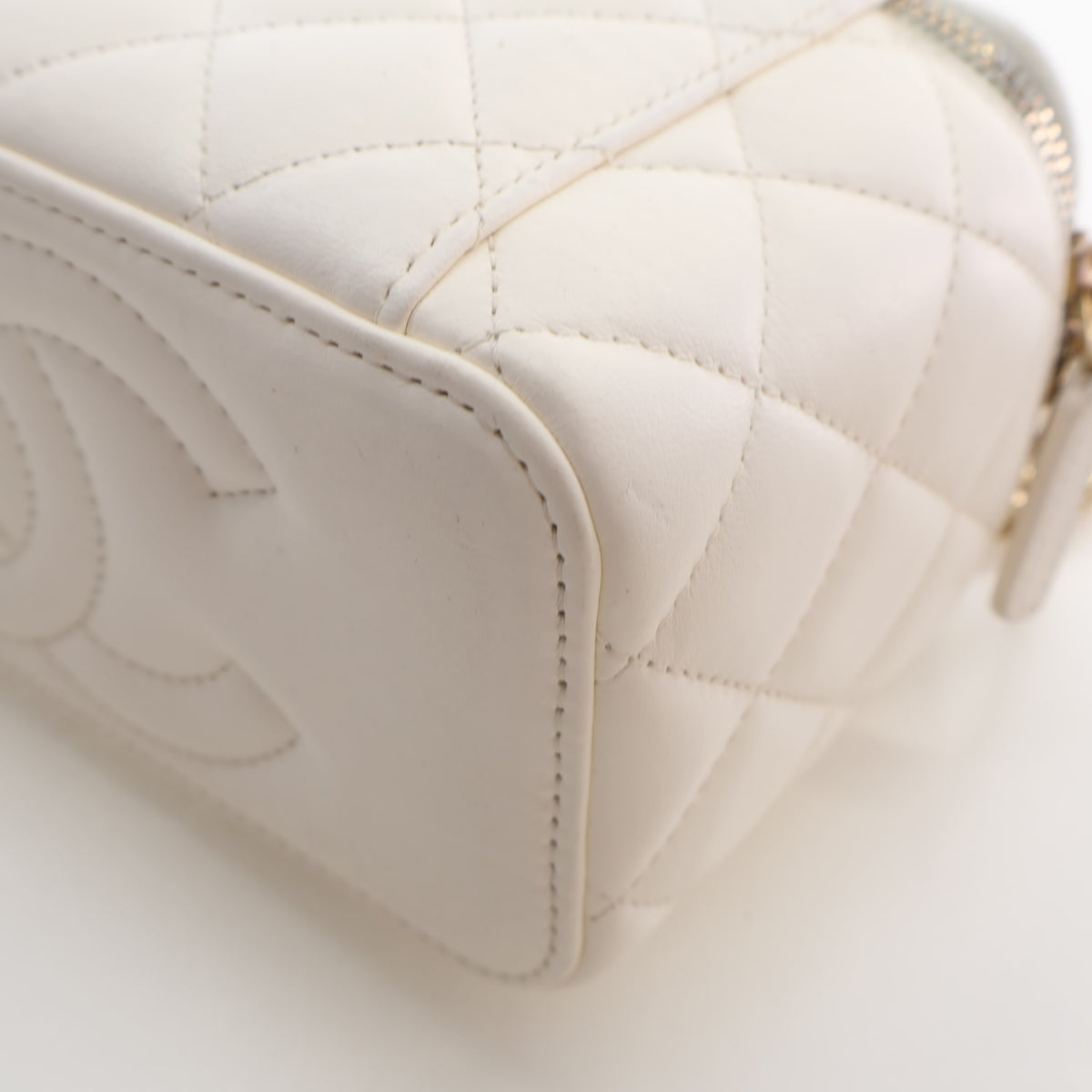 Pre-Owned Chanel Vanity Case Small Lambskin Classic, base and feet view, photo 14 of 19