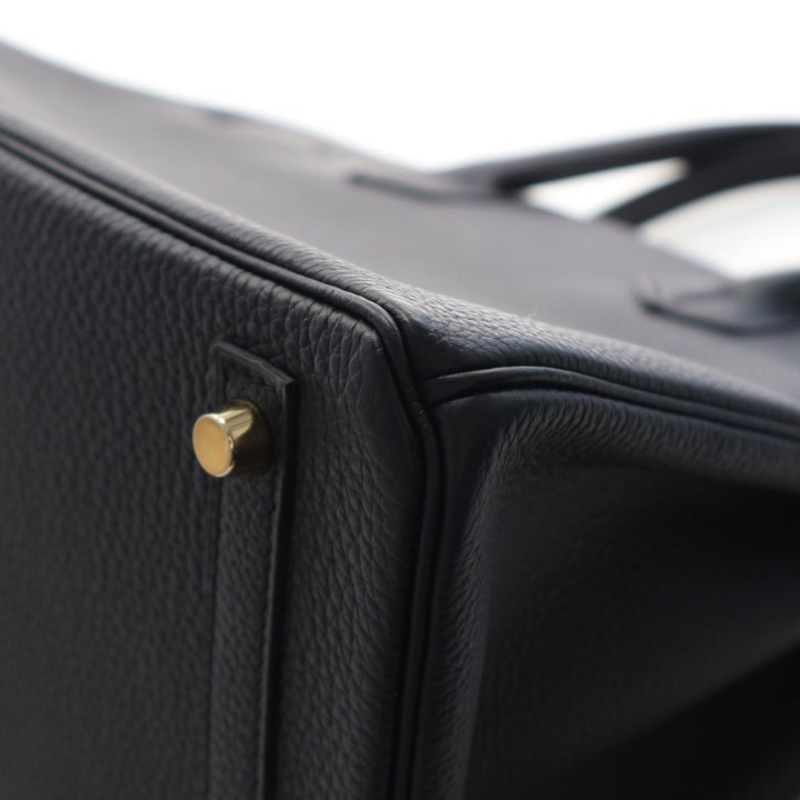 Pre-Owned Hermès Birkin 30 Noir Togo Leather, base and feet view, photo 18 of 20