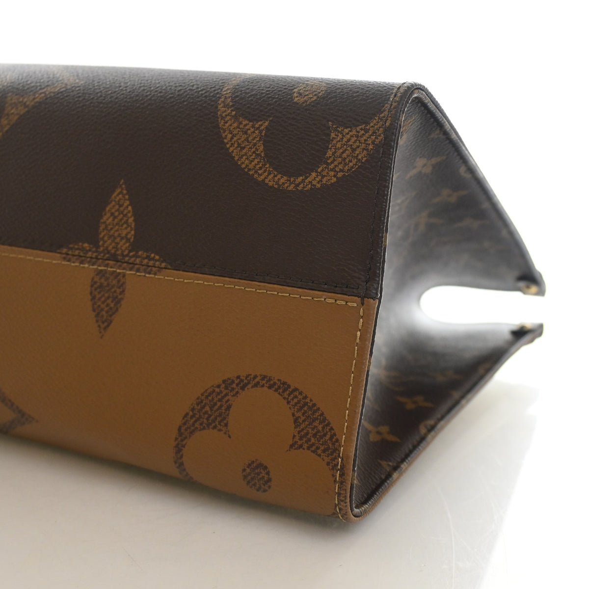 Pre-Owned Louis Vuitton Onthego MM Reverse Giant Monogram, side profile