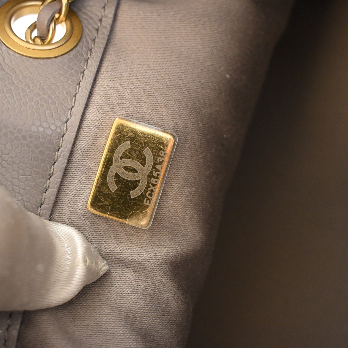 Pre-Owned Chanel Hobo Mini Caviar Leather 25, gold embossed logo detail
