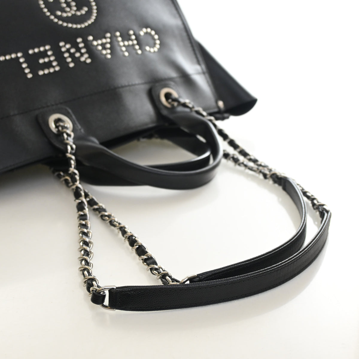 Pre-Owned Chanel Tote Small Caviar Leather Studded Deauville, strap detail