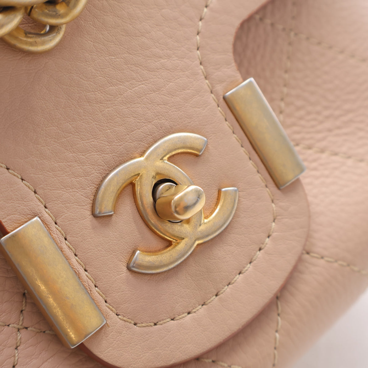 Pre-Owned Chanel Flap Bag Medium Calfskin Single, gold hardware close-up