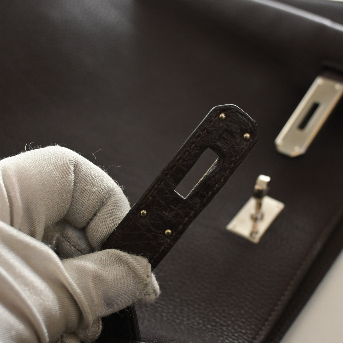 Pre-Owned Hermès Kelly 26 Chocolat Clemence Leather So, silver hardware close-up