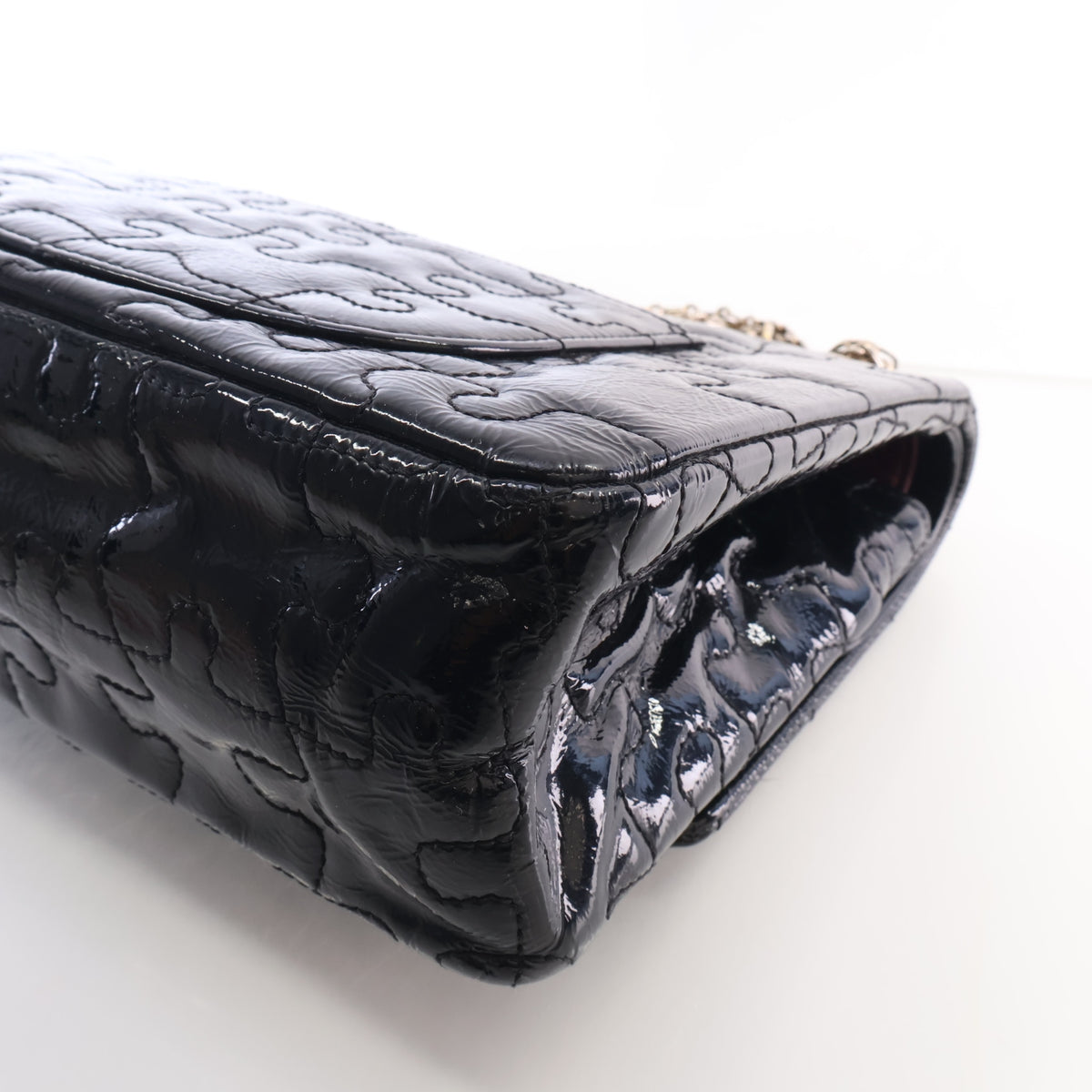 Pre-Owned Chanel Flap Bag Medium Crinkled Patent Leather Puzzle Reissue Double, corner and edge detail, photo 14 of 16