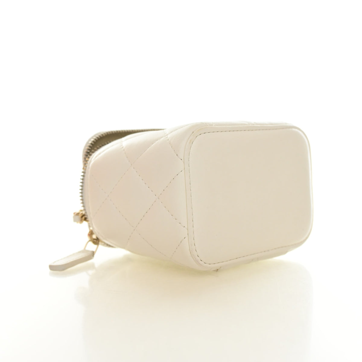 Pre-Owned Chanel Vanity Mini Lambskin Pearl Crush, base and feet view