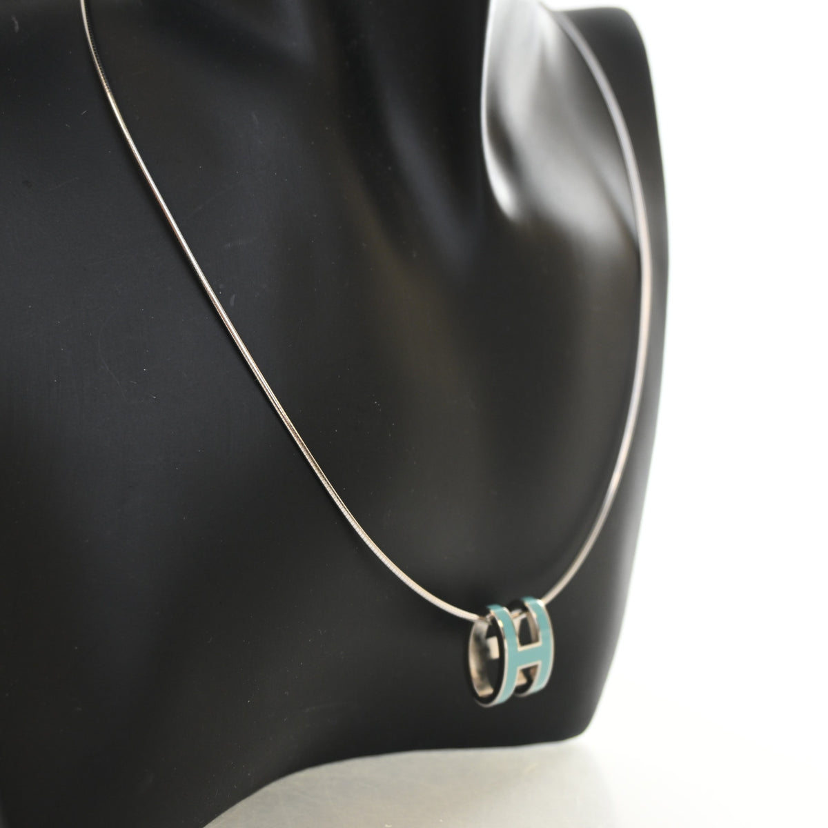 Pre-Owned Hermès Pendant Pop H, worn on model, photo 4 of 7