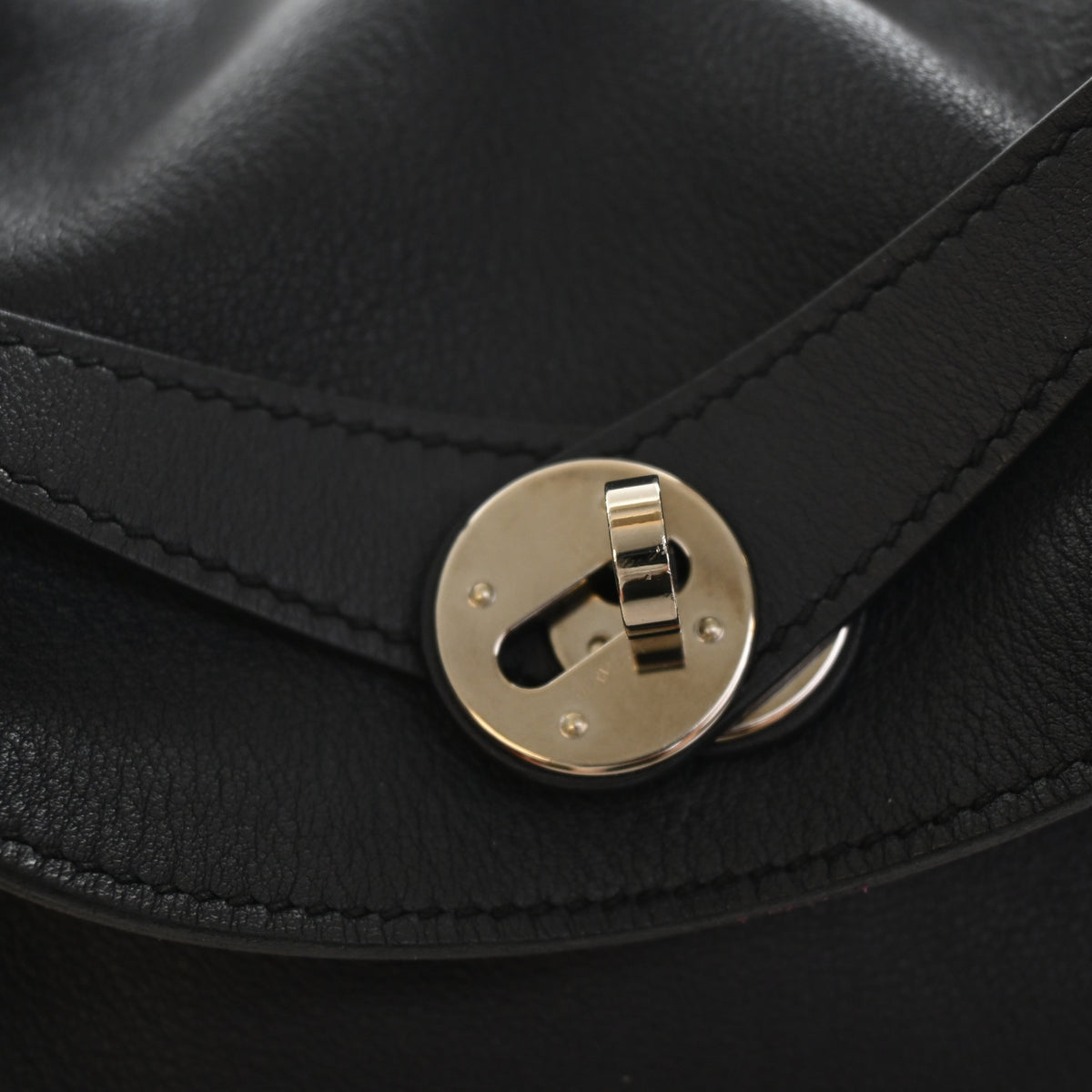 Pre-Owned Hermès Lindy 30 Bleu Nuit Swift Leather Verso, gold hardware close-up