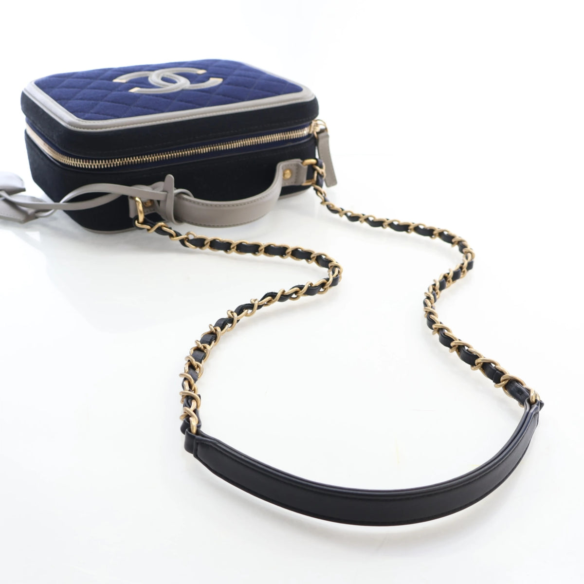 Pre-Owned Chanel Vanity Case Medium Filigree, strap and chain detail