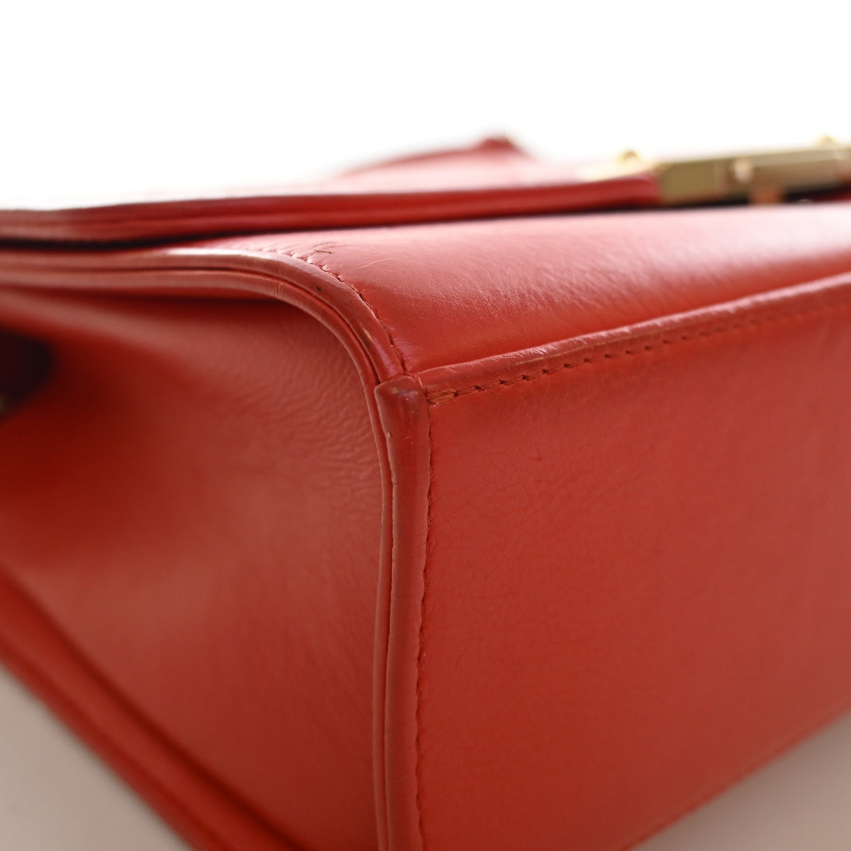 Pre-Owned Chanel Flap Bag Medium Calfskin Label Click, corner detail