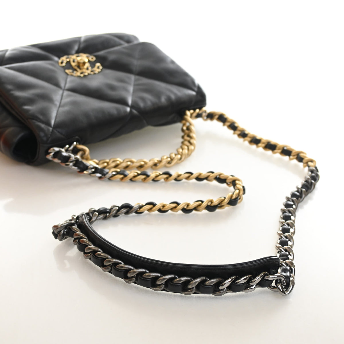 Pre-Owned Chanel 19 Flap Bag Medium Lambskin, strap detail, photo 10 of 16