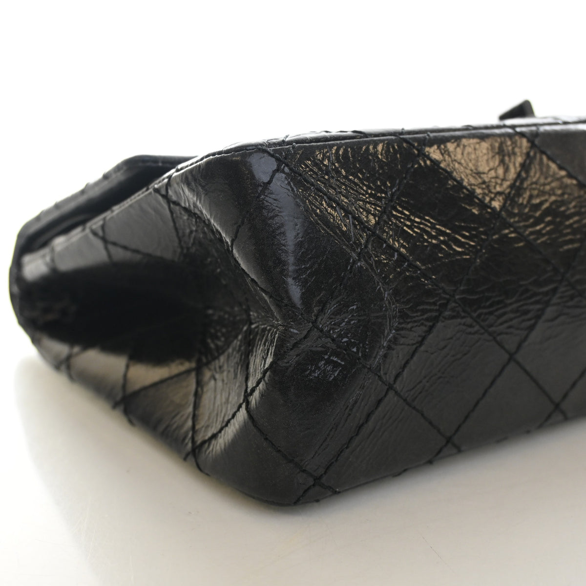 Pre-Owned Chanel Flap Bag 226 Aged Calfskin Reissue 2.55, corner and edge detail
