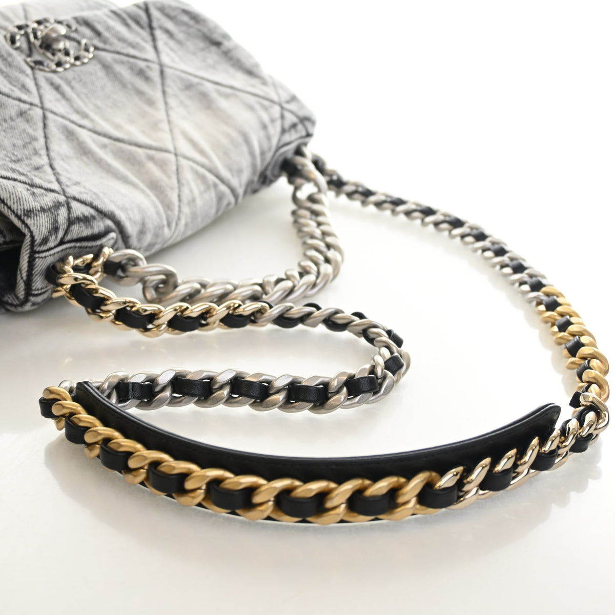Pre-Owned Chanel 19 Flap Bag Medium Denim, strap and chain detail