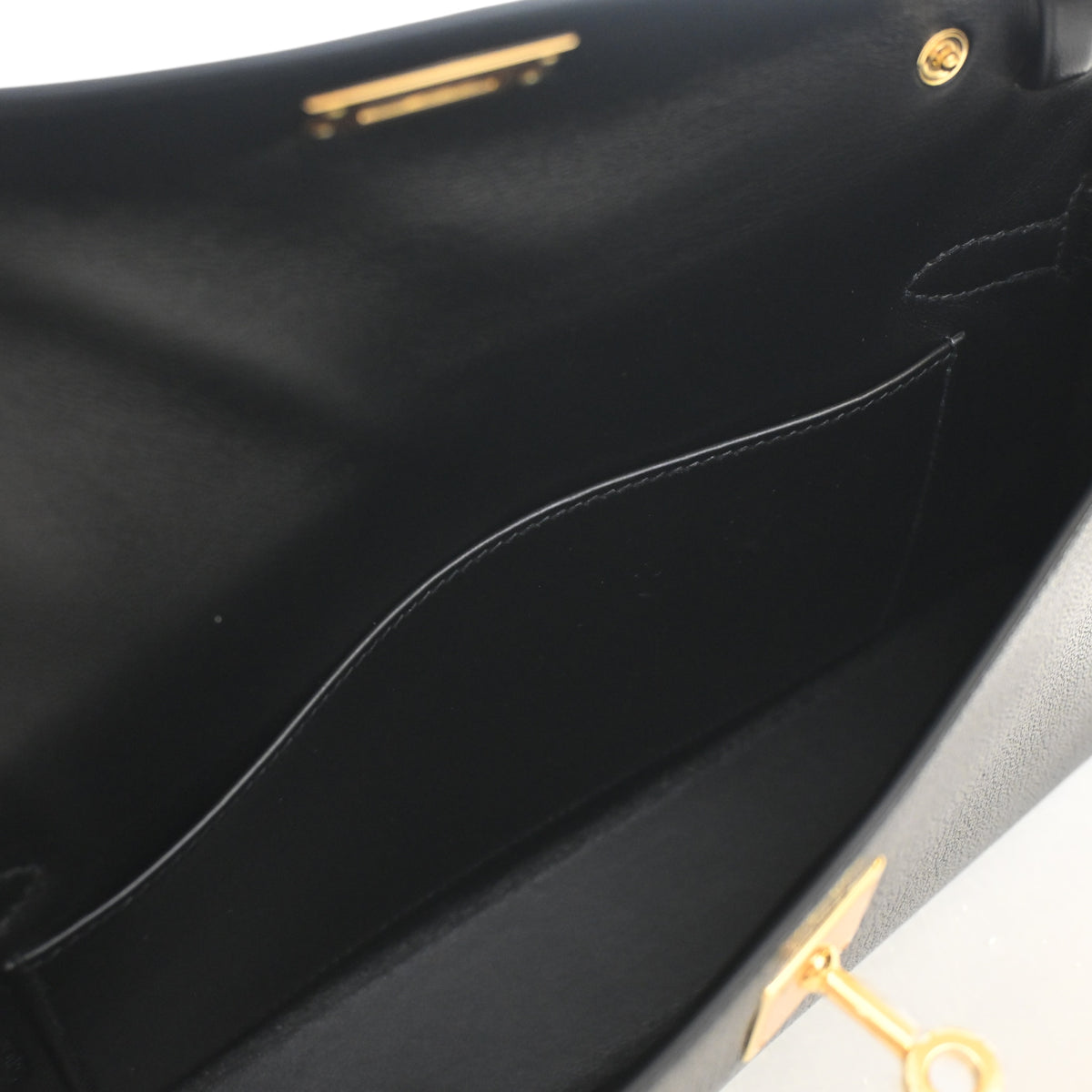 Pre-Owned Hermès Kelly 28 Noir Chevre Leather Chamkila Elan, open interior with lining
