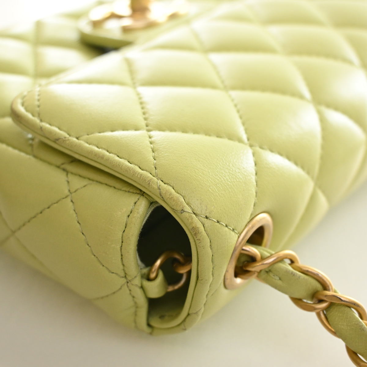 Pre-Owned Chanel Flap Bag Mini Lambskin Casino Royale Square, corner and edge detail, photo 18 of 21