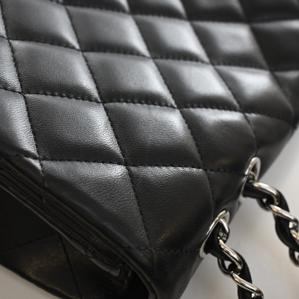 Pre-Owned Chanel Flap Bag Jumbo Lambskin Classic Single, corner and edge detail