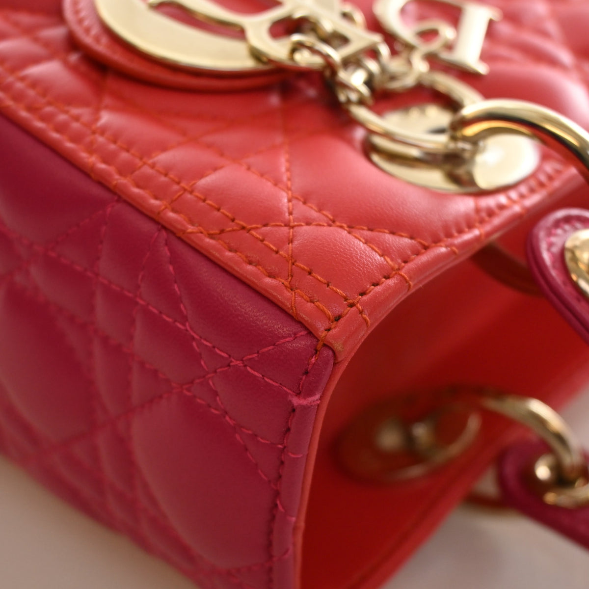 Pre-Owned Christian Dior Lady Dior Medium Lambskin, corner and edge detail, photo 14 of 17