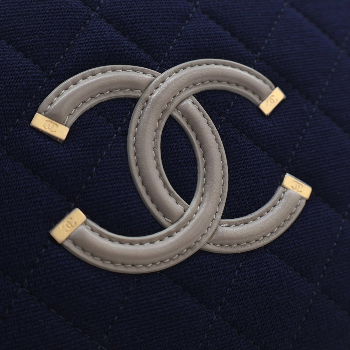 Pre-Owned Chanel Vanity Case Medium Filigree, gold embossed logo detail