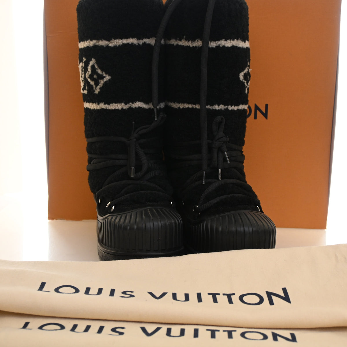 Pre-Owned Louis Vuitton Boots Sz 38 Shearling Polar Flat High, open front view