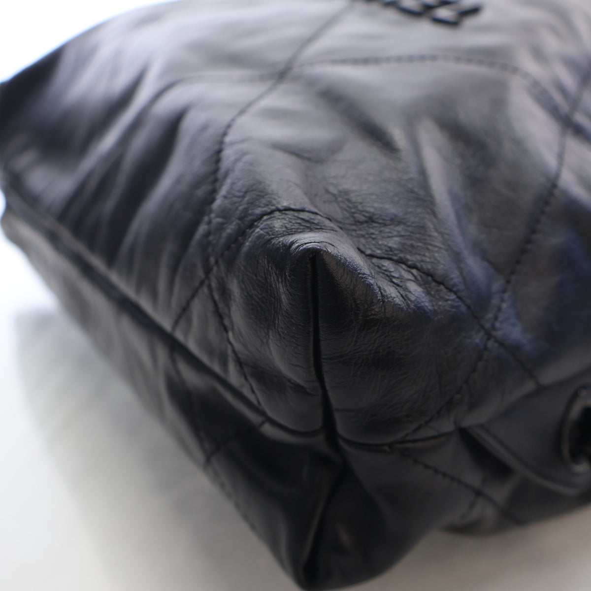 Pre-Owned Chanel Backpack 22 Shiny Calfskin, corner and edge detail, photo 9 of 17