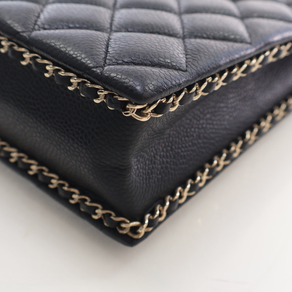 Pre-Owned Chanel Clutch Small Caviar Leather Evening Box On Chain, corner detail