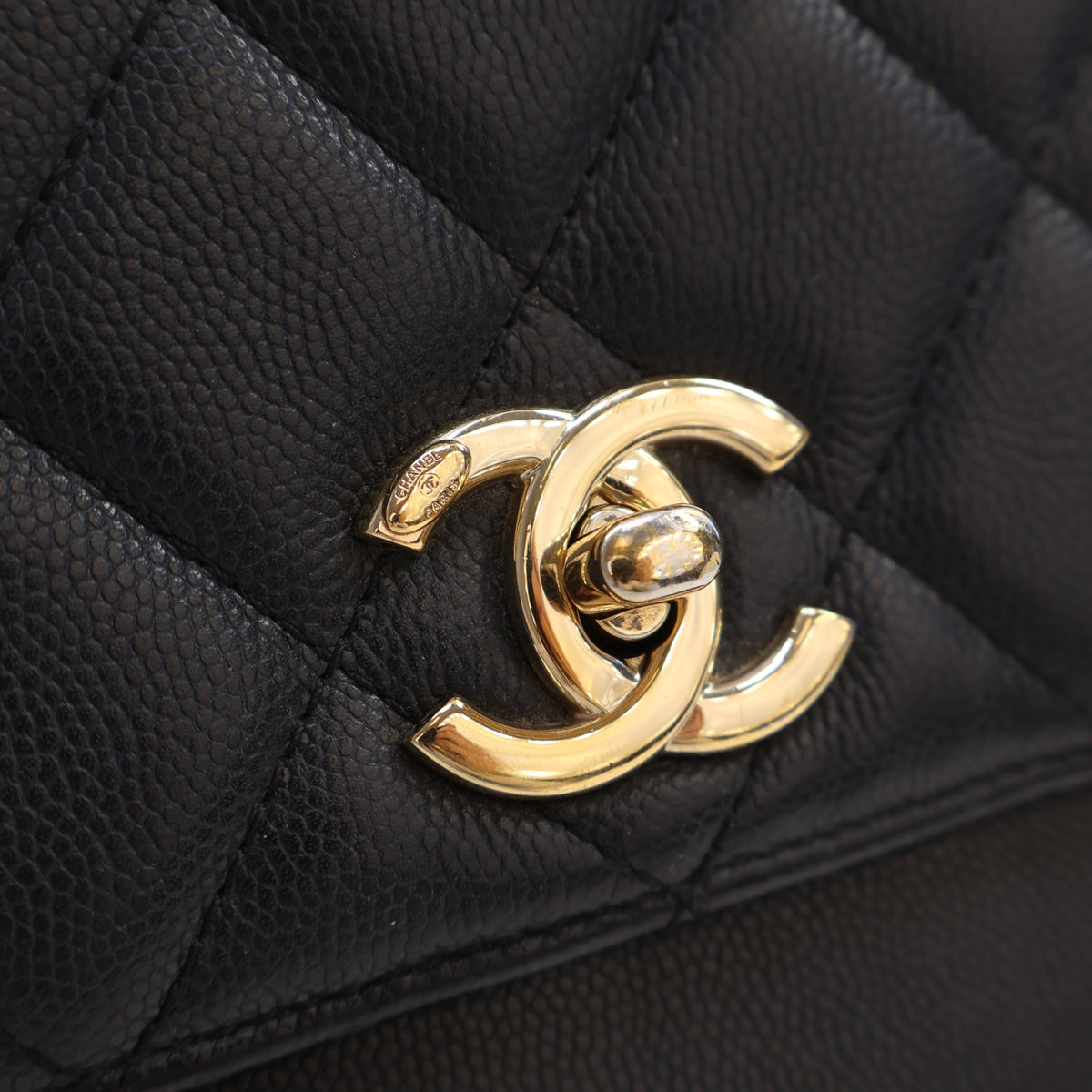 Pre-Owned Chanel Flap Bag Medium Calfskin Business Affinity, gold hardware close-up