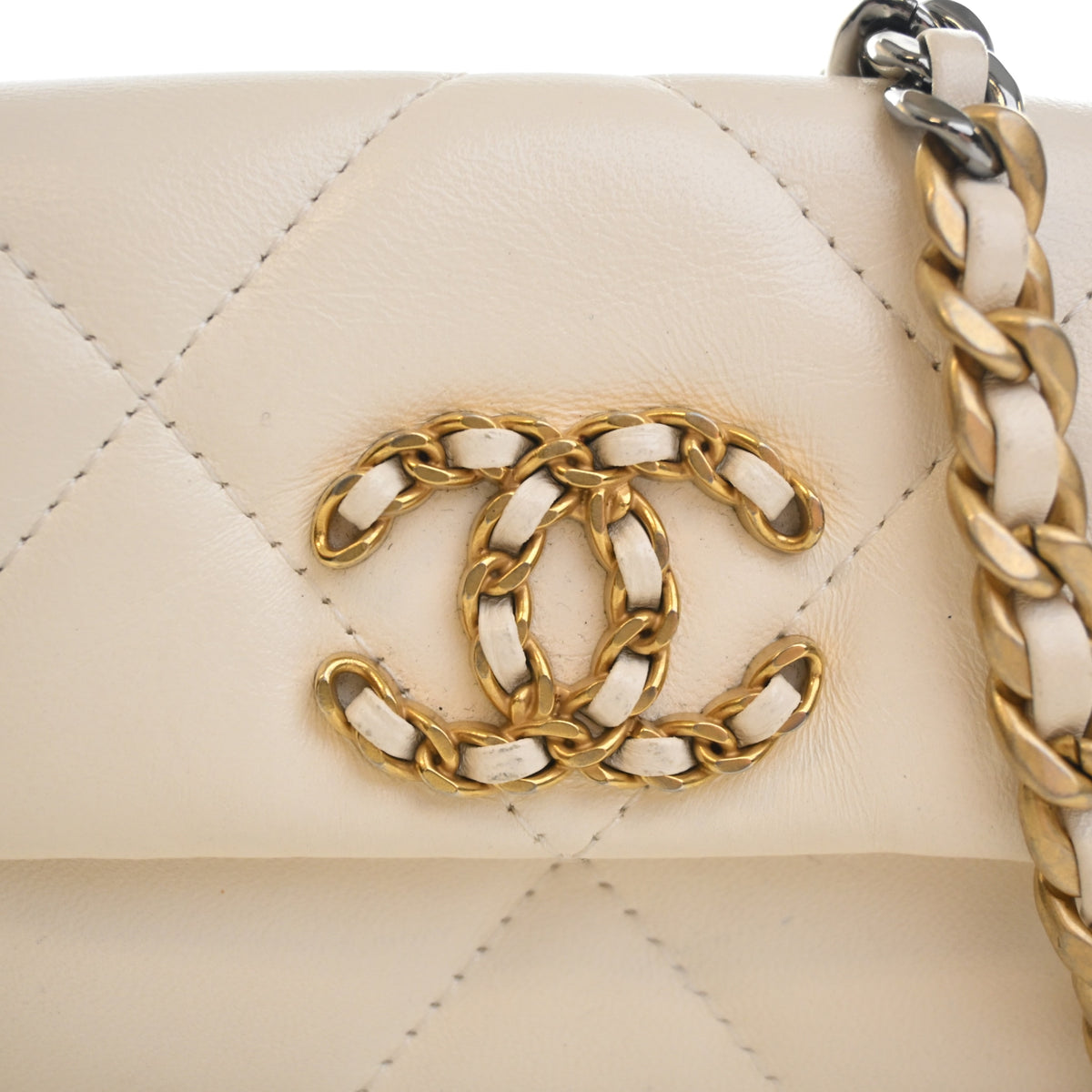 Pre-Owned Chanel Card Holder 19 Lambskin On Chain, gold embossed logo detail