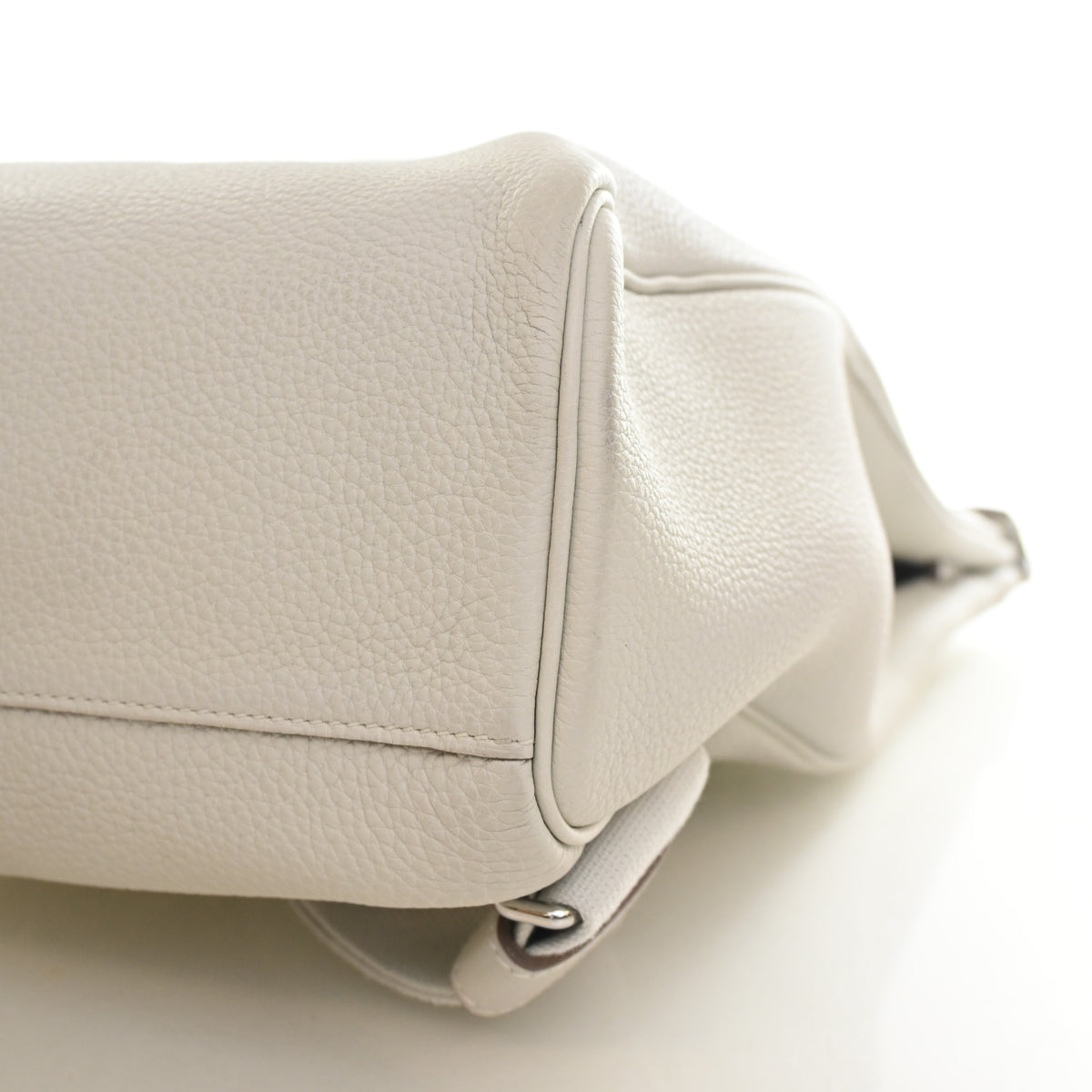 Pre-Owned Hermès GM Gris Pale Togo Leather Hac A Dos, corner and edge detail