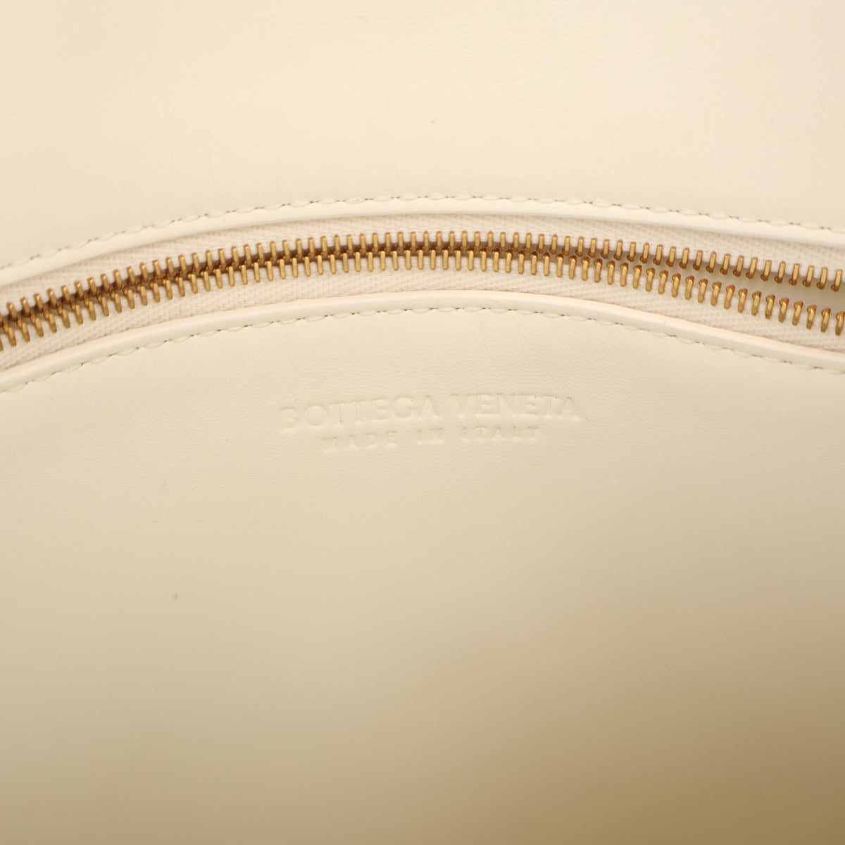 Pre-Owned Bottega Veneta Andiamo Small Intrecciato Lambskin Bucket, interior label and date code