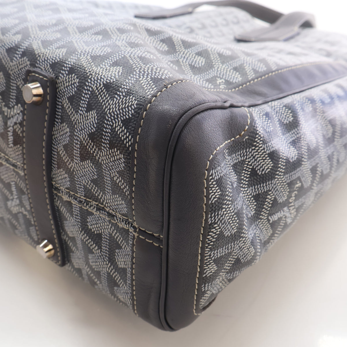 Pre-Owned Goyard MM Goyardine Artois, corner and edge detail, photo 14 of 19