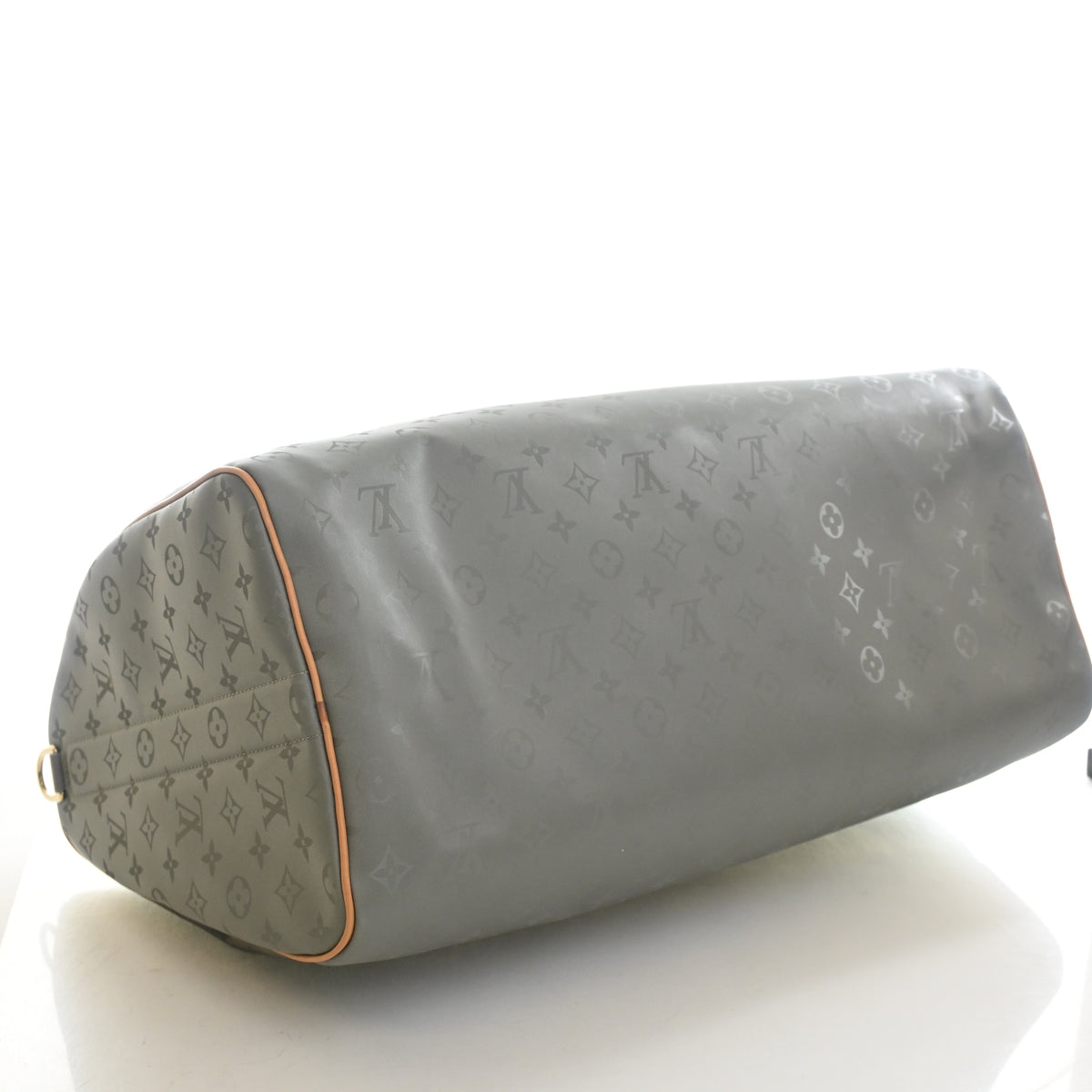 Pre-Owned Louis Vuitton 50 Monogram Titanium Keepall Bandouliere, base and feet view