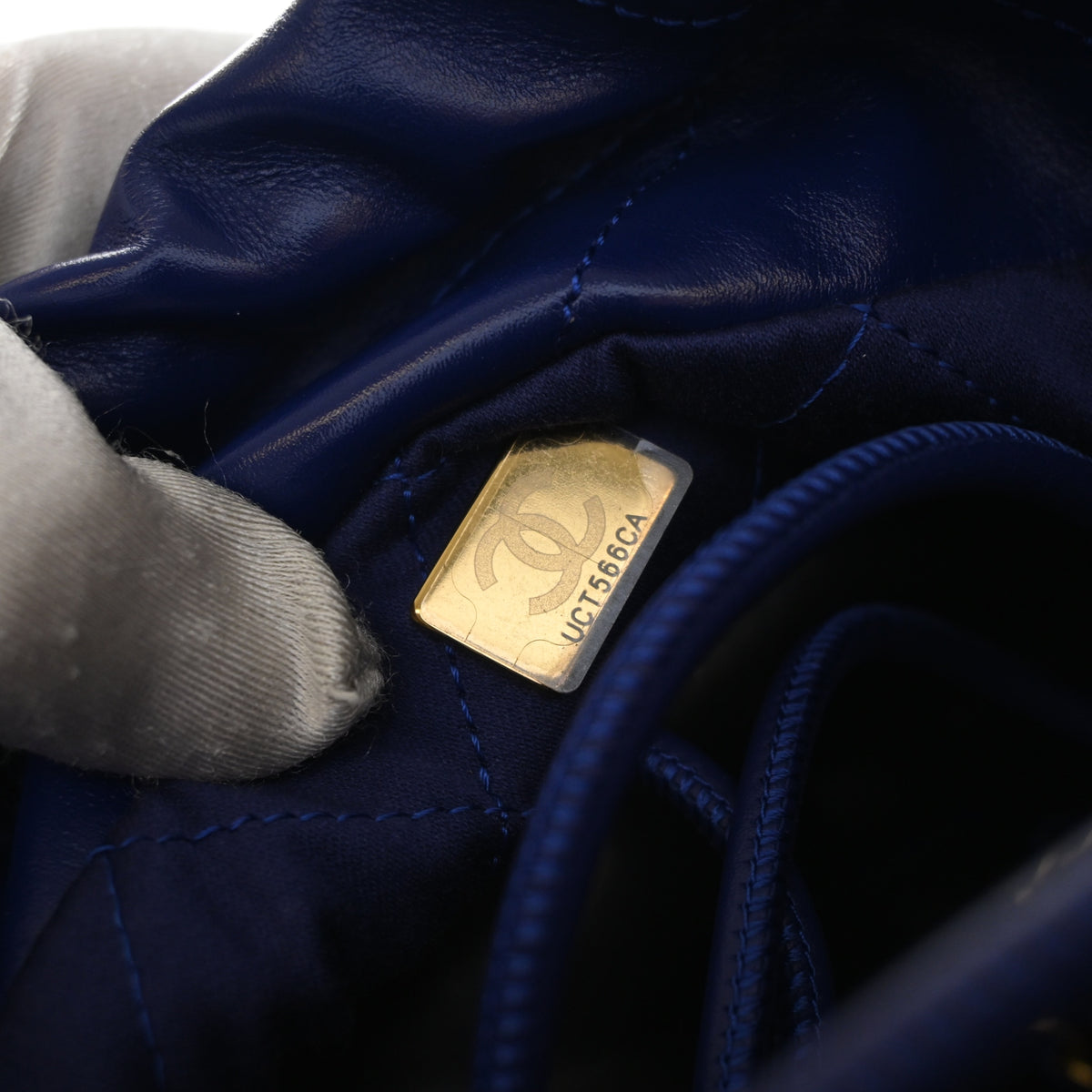 Pre-Owned Chanel 22 Hobo Mini Calfskin, interior label and date code