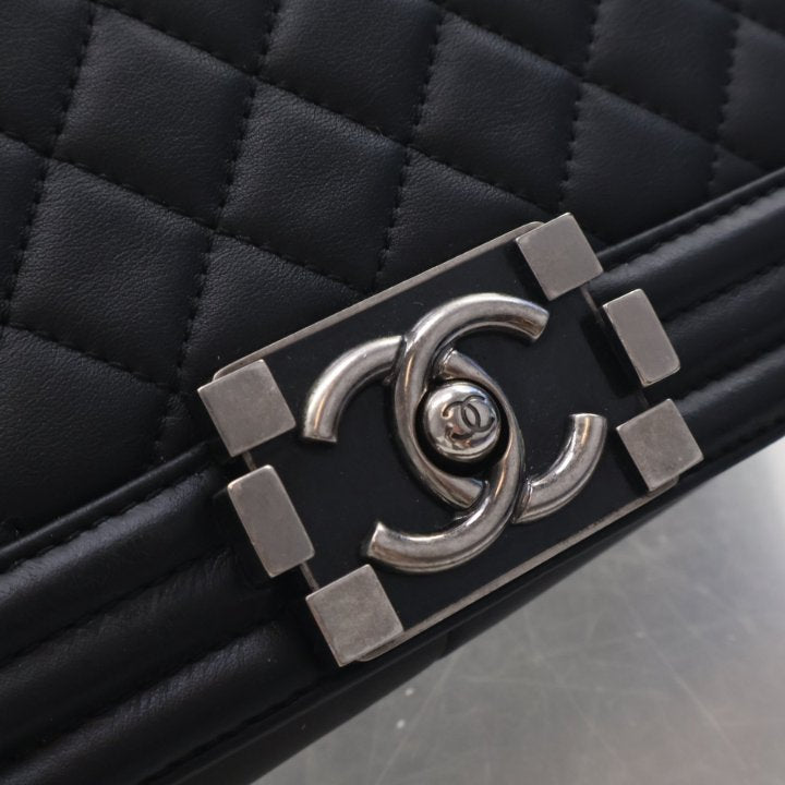 Pre-Owned Chanel Boy Bag Medium Calfskin, silver hardware