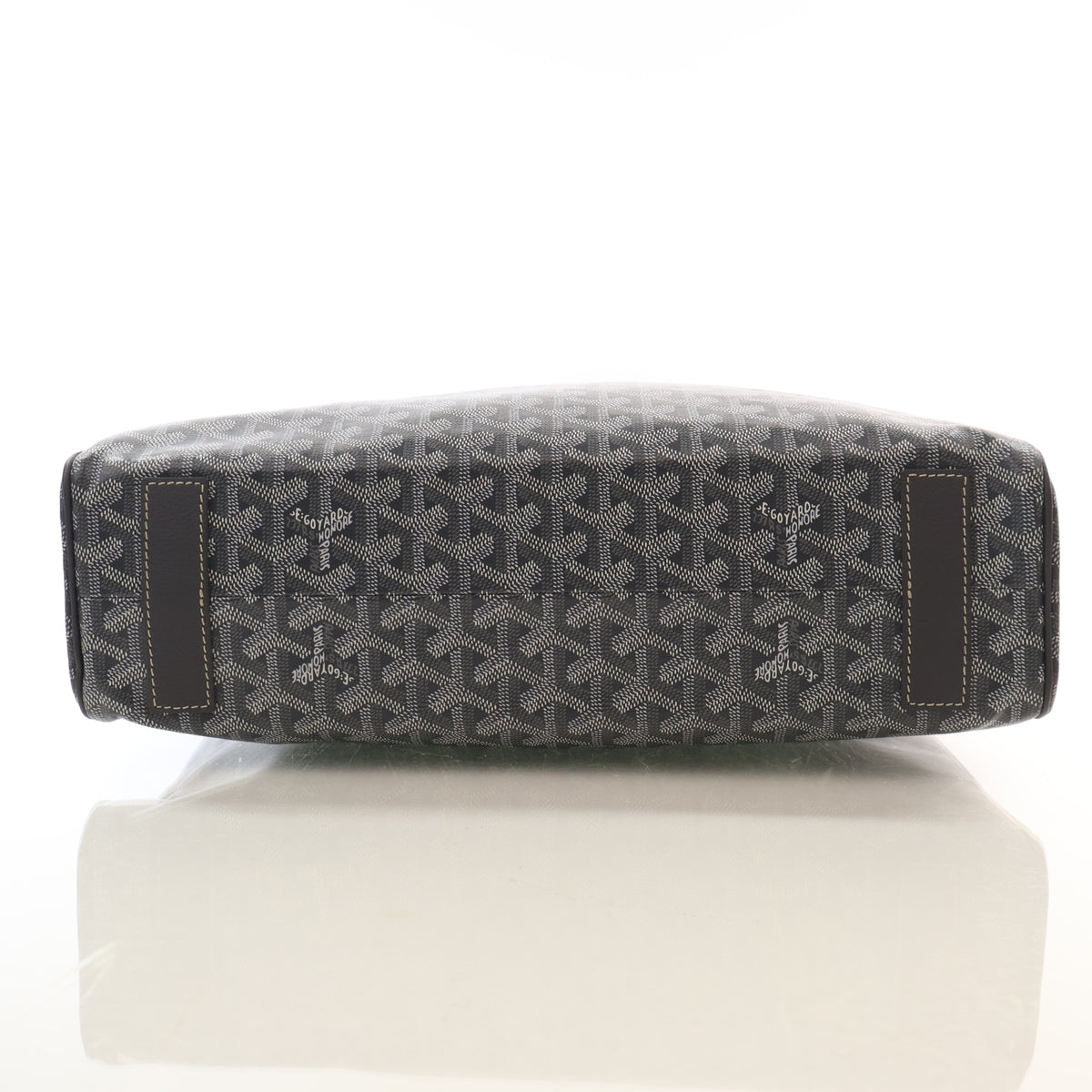 Pre-Owned Goyard Goyardine Voltaire, base and feet view, photo 9 of 16