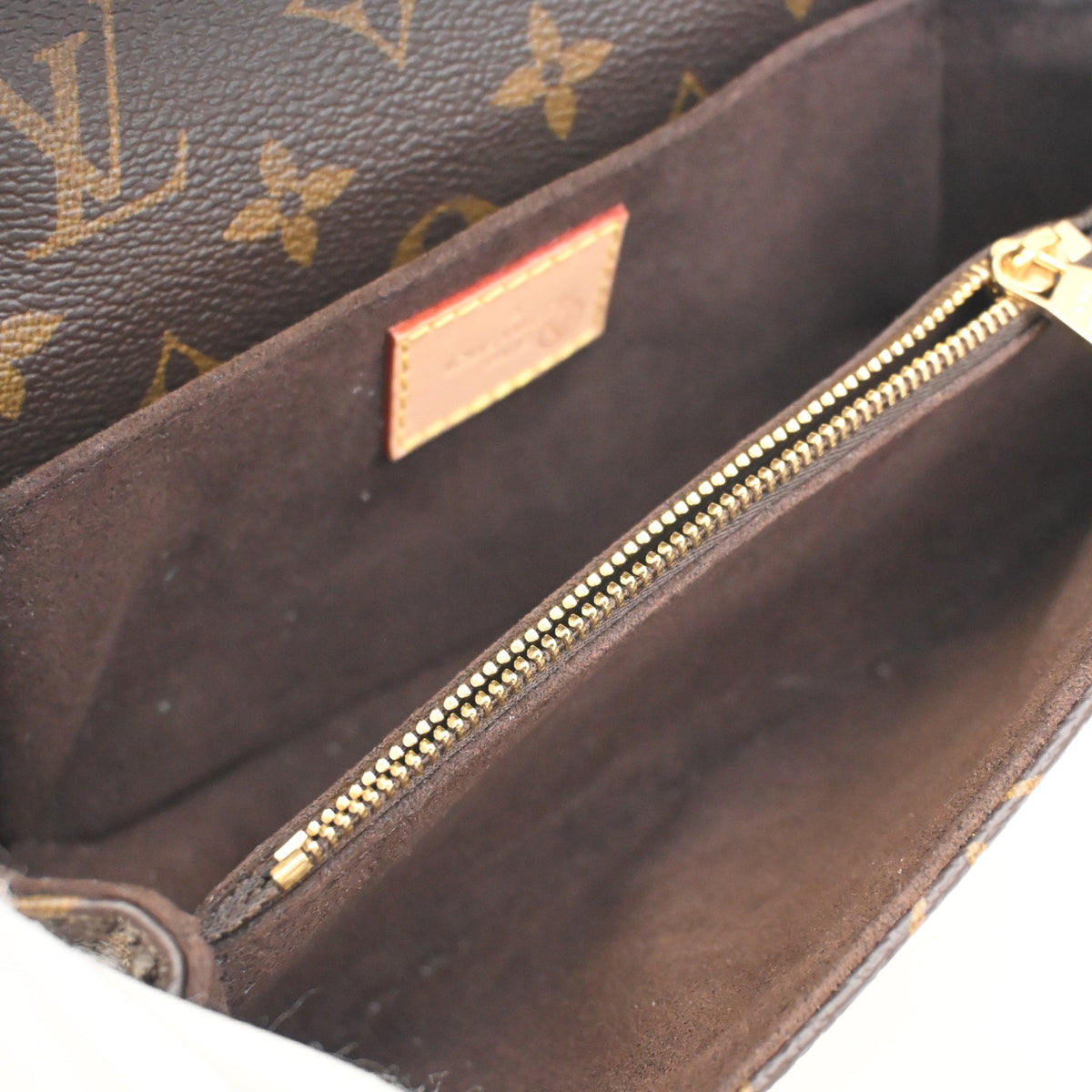 Pre-Owned Louis Vuitton Pochette Metis Monogram East-west, open interior with lining