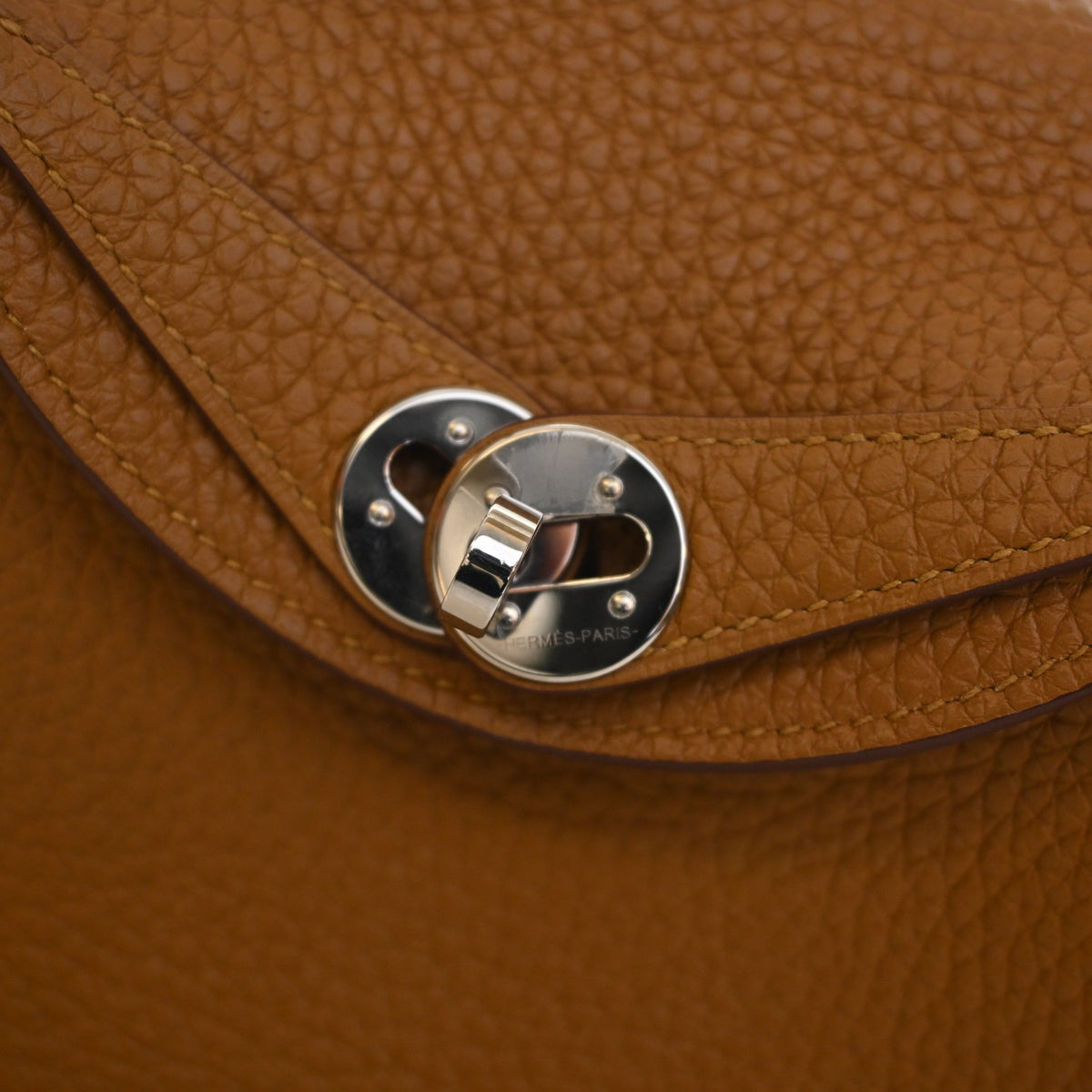 Pre-Owned Hermès Lindy Mini Sesame Clemence Leather 20, silver hardware close-up
