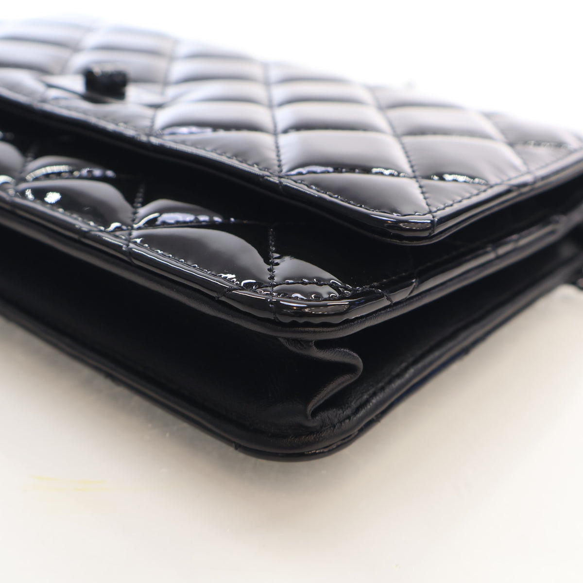 Pre-Owned Chanel Wallet On Chain Patent Leather Reissue 2.55 WOC, corner and edge detail