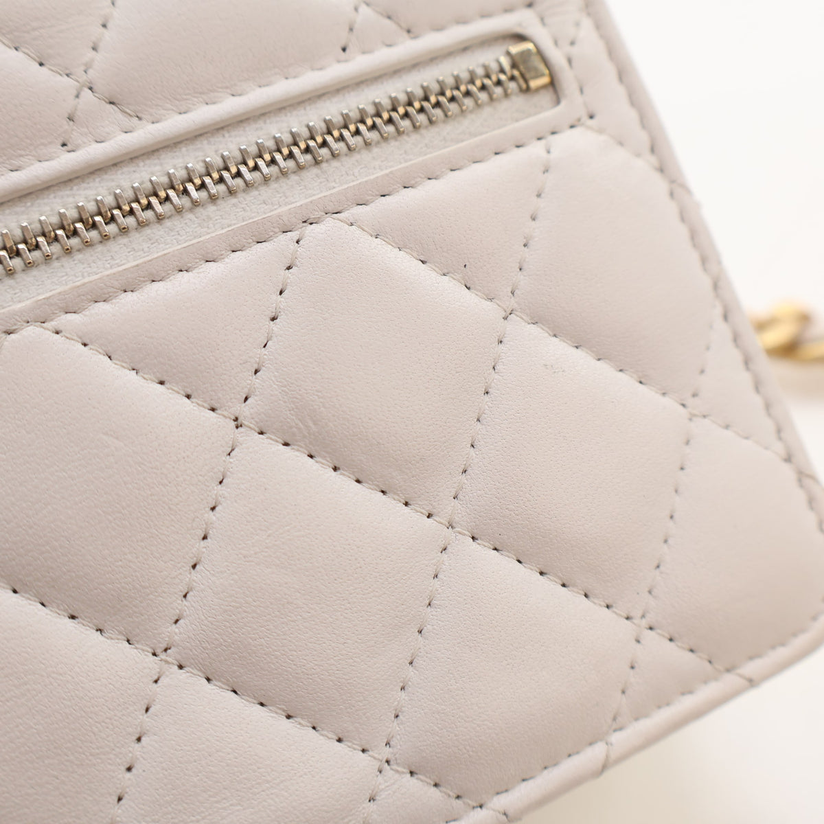 Pre-Owned Chanel Flap Bag Lambskin Chain, gold hardware close-up
