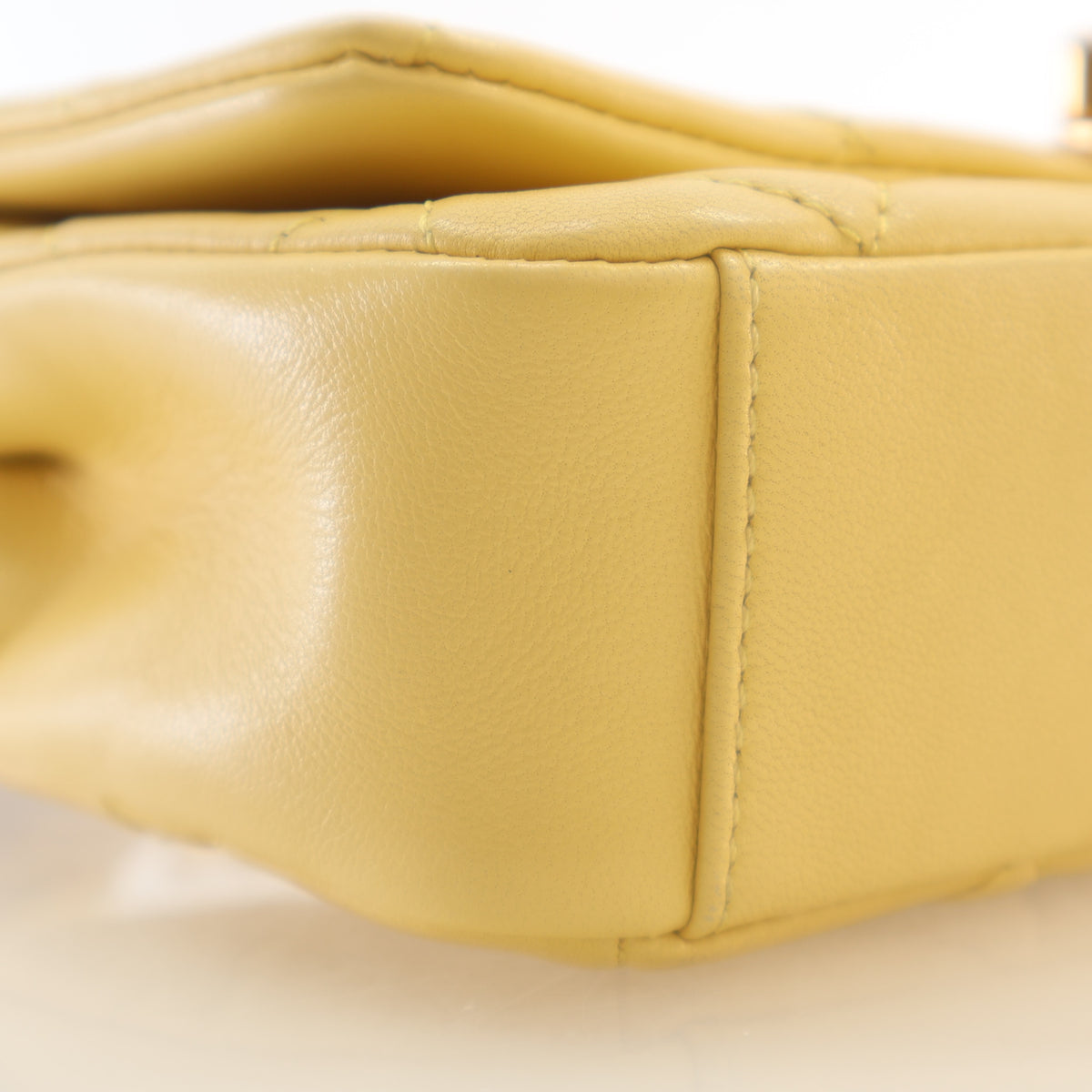 Pre-Owned Chanel Flap Bag Lambskin CC, corner and edge detail