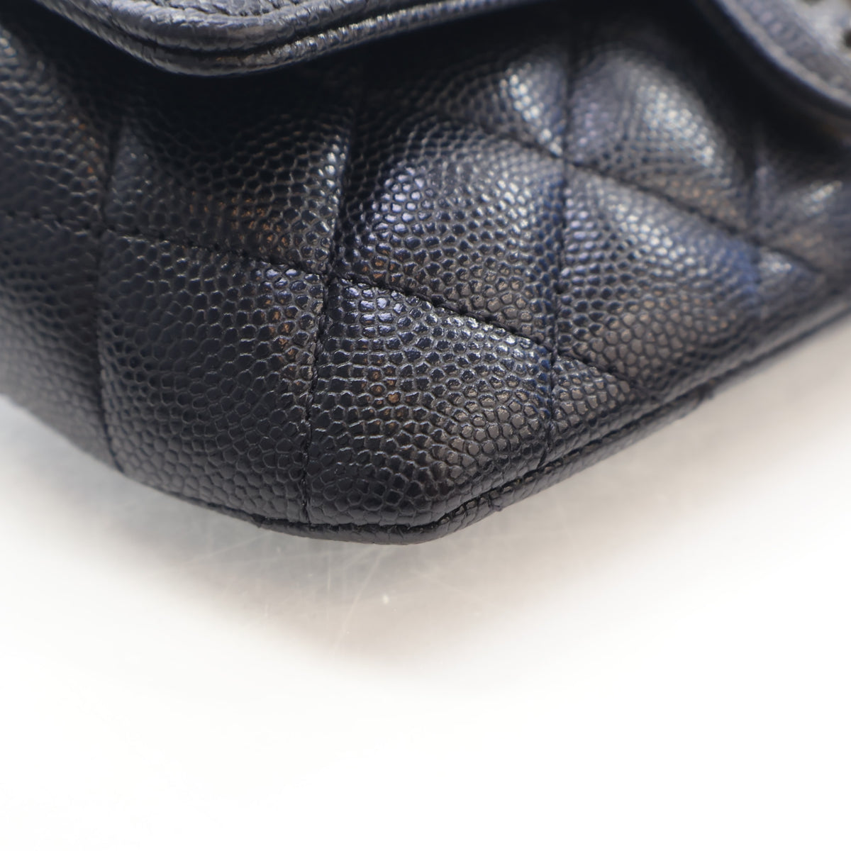 Pre-Owned Chanel Sunglasses Caviar Leather Case With Chain, corner and edge detail