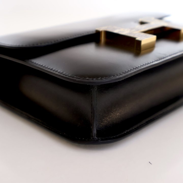 Pre-Owned Hermès Constance 24 Black Box Touch, corner and edge detail