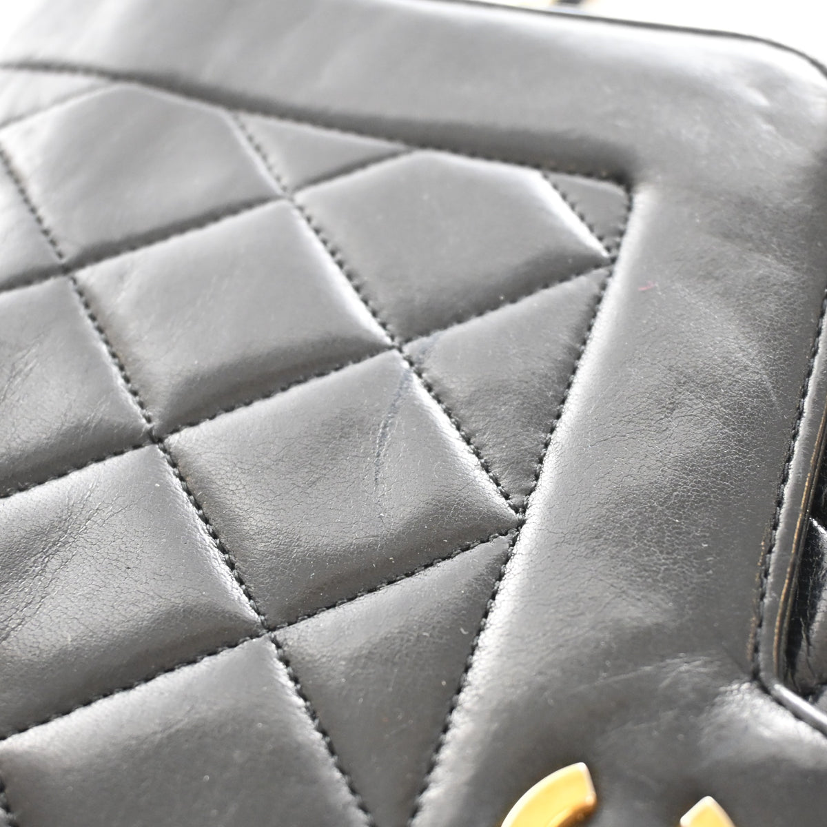 Vintage Chanel Flap Bag Lambskin Diana, corner and edge detail, photo 16 of 25