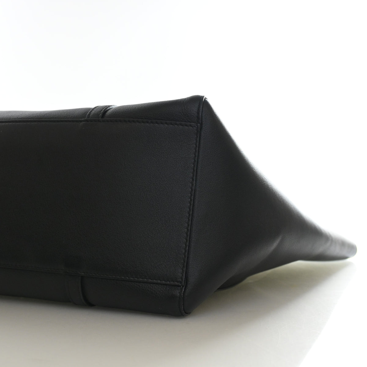 Pre-Owned Balenciaga Tote Small Calfskin Everyday, base and feet view, photo 8 of 14