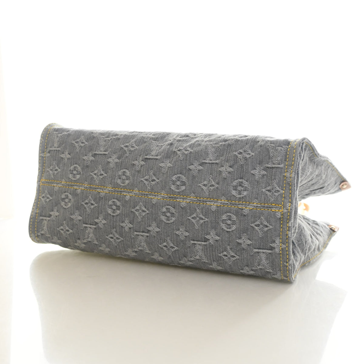 Pre-Owned Louis Vuitton Onthego MM Monogram Denim, base view